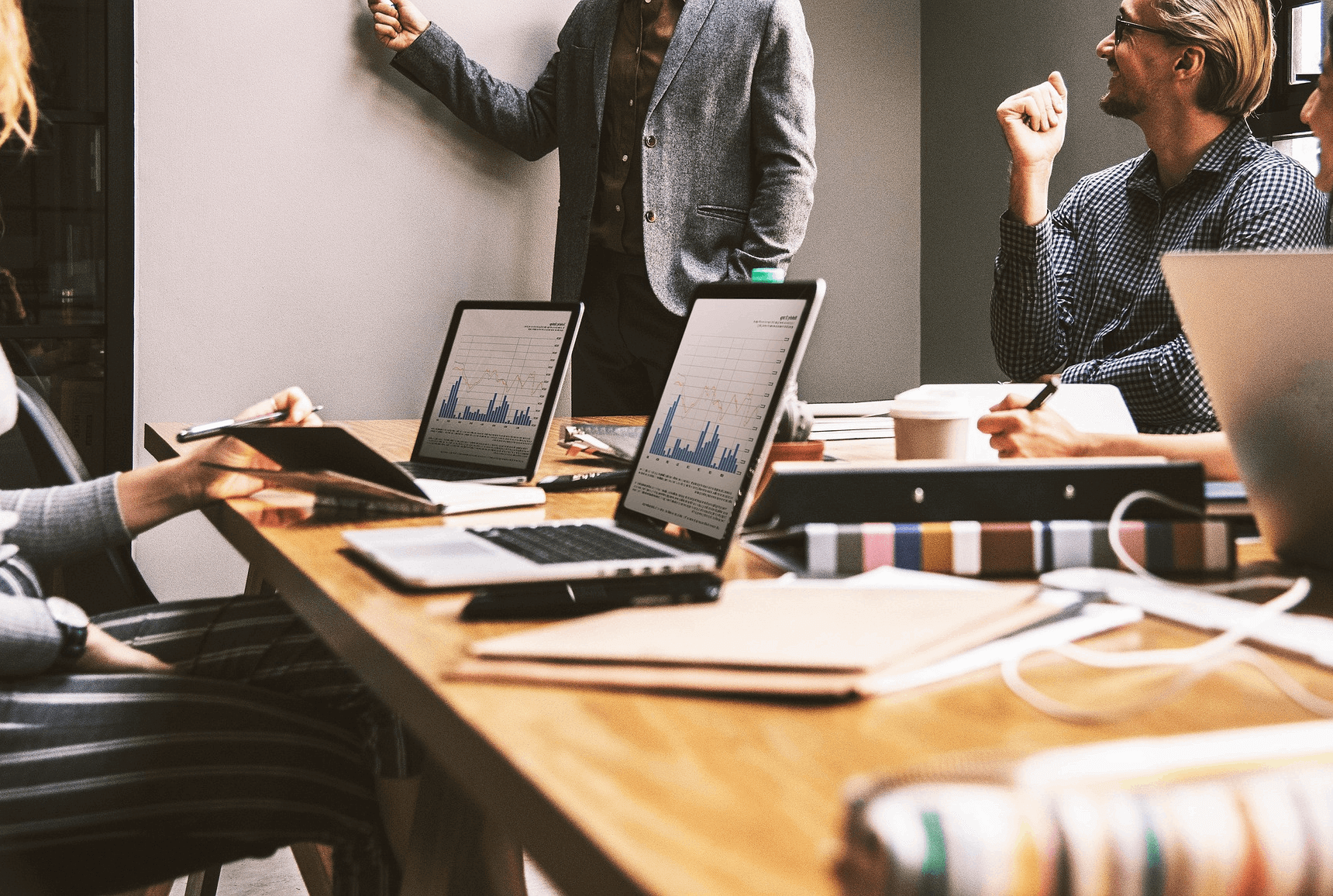 Grupa osób w sali biurowej